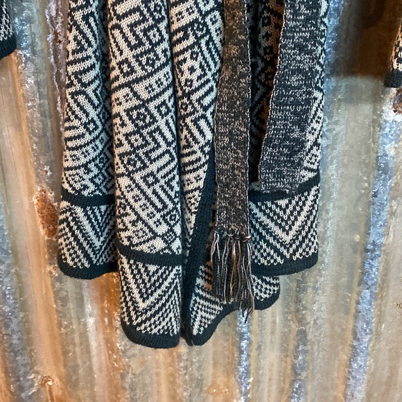 Nice Aztec print sweater - Picture 4 of 5